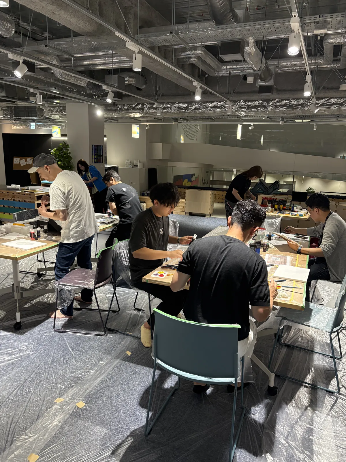 広いフロアで思い思いに制作する参加者