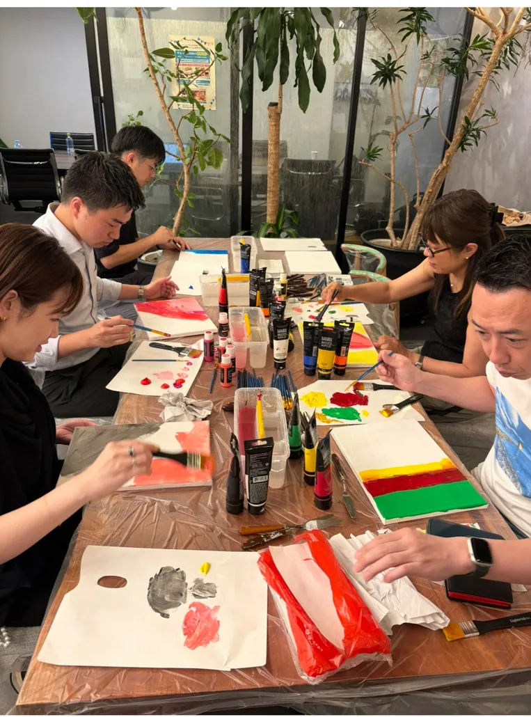 隣り合って絵を描く参加者