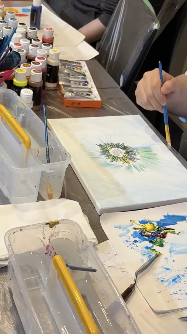 キャンバスに描かれた作品